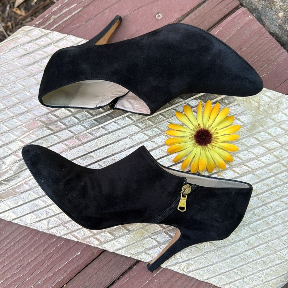 🩷 Bettye Muller; Elegant, Made in Italy, Black Suede Bootie Heels, Wm. Sz. 9/40! - Picture 3 of 10